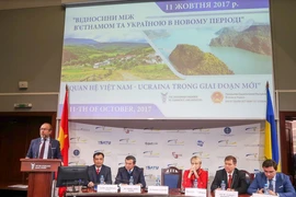 Lãnh đạo hai nước điều hành diễn đàn. (Ảnh: Dương Trí/Vietnam+)