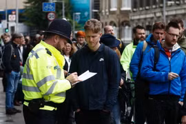 Cảnh sát Anh kiểm tra an ninh trên phố Borough High ở thủ đô London ngày 6/6. (Nguồn: AFP/TTXVN)