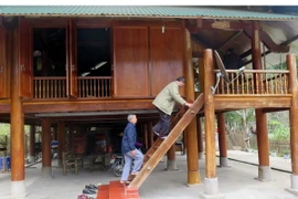 Du khách đến thăm và lưu trú tại gia đình ông Nông Văn Pảo, thôn Nà Đông, xã Thượng Lâm, huyện Lâm Bình. (Ảnh: Quang Đán/TTXVN)
