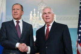 Trong ảnh (tư liệu): Ngoại trưởng Mỹ Rex Tillerson (phải) và Ngoại trưởng Nga Sergei Lavrov (trái) trong cuộc gặp ở Washington, Mỹ ngày 11/5. (Nguồn: AFP/TTXVN)