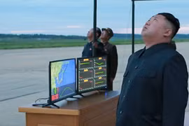 Nhà lãnh đạo Triều Tiên Kim Jong-un (phải) theo dõi vụ phóng tên lửa đạn đạo Hwasong-12 ở Bình Nhưỡng ngày 29/8. (Nguồn: Yonhap/TTXVN)