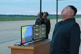 Nhà lãnh đạo Triều Tiên Kim Jong-un (phải) theo dõi vụ phóng tên lửa đạn đạo Hwasong-12 ở Bình Nhưỡng ngày 29/8. (Nguồn: Yonhap/TTXVN)