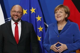 Thủ tướng Đức Angela Merkel (phải) và Chủ tịch đảng Dân chủ Xã hội Đức (SPD) Martin Schulz. (Nguồn: Getty images/TTXVN)