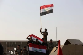 Binh sỹ Iraq vui mừng sau khi giải phóng Mosul khỏi các tay súng khủng bố IS, ngày 10/7. (Nguồn: THX/TTXVN)