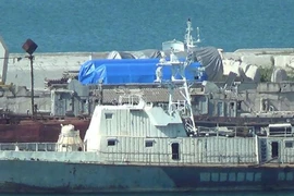 Thiết bị được phủ những tấm bạt màu xanh bao tại cảng Feodosia, Crimea ngày 11/7/2017. (Nguồn: Reuters)