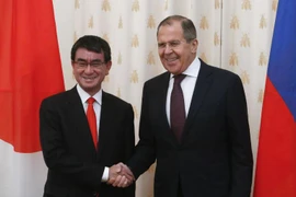 Ngoại trưởng Nhật Bản Taro Kono và người đồng cấp Nga Sergey Lavrov. (Nguồn: Reuters)