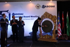 Ông H.Harry Azhar Azis, Chủ tịch Uỷ ban Kiểm toán Indonesia đánh cồng khai mạc kỳ họp. (Ảnh: Đỗ Quyên/Vietnam+)