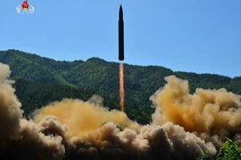 Vụ phóng thử tên lửa ICBM Hwasong-14 tại một địa điểm bí mật ở Triều Tiên ngày 4/7. (Nguồn: YONHAP/TTXVN)
