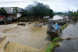 Nước lũ cuốn trôi một cây cầu ở Asakura, Fukuoka ngày 6/7. (Nguồn: AFP/TTXVN)
