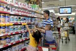 Người tiêu dùng chọn mua sản phẩm sữa giảm giá tại hệ thống bán lẻ của Saigon Co.op. (Ảnh: Thanh Vũ/TTXVN)