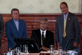 Trưởng đoàn đàm phán của ELN Pablo Beltran, Tổng thống Ecuador Lenin Moreno và Trưởng đoàn đàm phán của Chính phủ Colombia Juan Camilo Restrepo tại vòng đàm phán về thỏa thuận hòa bình ở Quito, Ecuador ngày 28/8. (Nguồn: AFP/TTXVN)