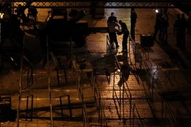 Các công nhân Israel di rời những thiết bị dò kim loại bên ngoài đền thờ Al-Aqsa ở Jerusalem ngày 25/7. (Nguồn: THX/TTXVN)
