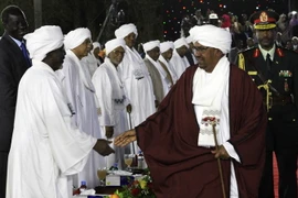 Tổng thống Sudan Omar al-Bashir (phải) tại một sự kiện ở Khartoum ngày 31/12/2016. (Nguồn: AFP/TTXVN)