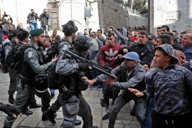 Xung đột giữa binh sỹ Israel và người biểu tình Palestine tại thành cổ Jerusalem ngày 15/12. (Nguồn: AFP/TTXVN)