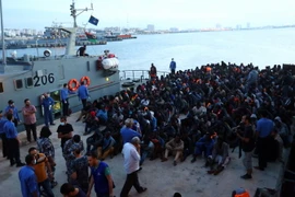 Những người di cư bất hợp pháp được giải cứu và đưa tới một căn cứ hải quân ở Tripoli (Libya) ngày 26/5. (Nguồn: AFP/TTXVN)