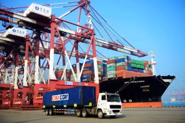 Vận chuyển hàng hóa tại cảng ở Thanh Đảo, tỉnh Sơn Đông, miền đông Trung Quốc ngày 13/7. (Nguồn: AFP/TTXVN)