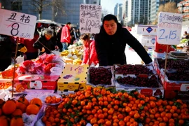 Một quầy bán hoa quả tại một khu chợ ở Bắc Kinh, Trung Quốc. (Nguồn: EPA/TTXVN)