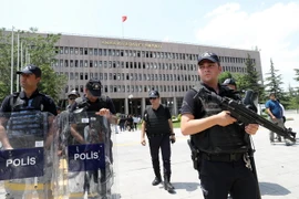 Cảnh sát chống bạo động gác tại Ankara ngày 4/7. (Nguồn: AFP/TTXVN)