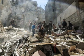 Cảnh đổ nát sau các cuộc không kích tại Ghouta ngoại ô phía Đông thủ đô Damascus ngày 4/4. (Nguồn: AFP/TTXVN)