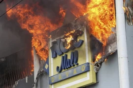 Hiện trường vụ cháy trung tâm thương mại NCCC ở Davao ngày 23/12. (Nguồn: AP/TTXVN)