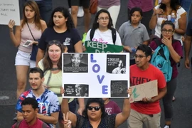 Người dân tuần hành phản đối sắc lệnh ngừng Chương trình DACA của Tổng thống Mỹ tại thành phố Los Angeles ngày 5/9. (Nguồn: AFP/TTXVN)