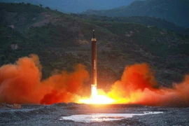 Tên lửa đạn đạo đất đối đất tầm trung Hwasong-12 được Triều Tiên phóng thử ngày 14/5. (Nguồn: YONHAP/TTXVN)