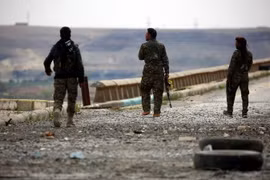 Các lực lượng Dân chủ Syria tuần tra tại đập Tabqa, khu vực vừa giành được quyền kiểm soát từ phiến quân IS ngày 27/3. (Nguồn: AFP/TTXVN)