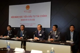 Bộ trưởng Bộ Tài chính Đinh Tiến Dũng trả lời câu hỏi của các doanh nghiệp Nhật Bản tại Hội nghị xúc tiến đầu tư tài chính. (Ảnh: Thành Hữu/TTXVN)