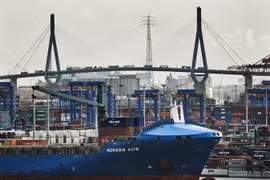 Cảng hàng hóa ở Hamburg, Đức. (EPA/TTXVN)