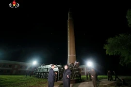 Tên lửa liên lục địa Hwasong-14 của Triều Tiên chuẩn bị được phóng tại một địa điểm ở Triều Tiên. (Nguồn: YONHAP/TTXVN)