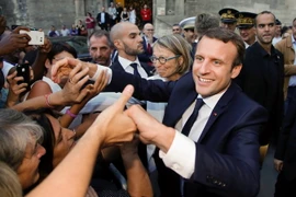 Tổng thống Pháp Emmanuel Macron (phải) tại Arles, Pháp ngày 19/7. (Nguồn: AFP/TTXVN)