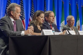 Các quan chức tại lễ khai mạc vòng tái đàm phán Hiệp định NAFTA thứ nhất ở Washington, DC, Mỹ ngày 16/8. (Nguồn: AFP/TTXVN)