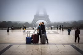 Khách du lịch tại khu vực tháp Eiffel ở thủ đô Paris, Pháp ngày 26/10/2016. (Nguồn: AFP/TTXVN)