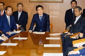 Thủ tướng Shinzo Abe (giữa) trong cuộc họp với các quan chức cấp cao đảng Dân chủ Tự do (LDP) tại Tokyo ngày 25/9. (Nguồn: Kyodo/TTXVN)