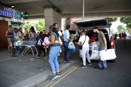 [Photo] Người dân London lo ngại về an toàn chung cư sau vụ cháy 