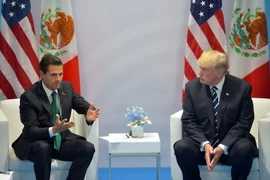  Tổng thống Mỹ Donald Trump (phải) và người đồng cấp Mexico Enrique Pena Nieto bên lề Hội nghị G20. (Nguồn: EPA/TTXVN)