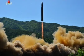 Tên lửa đạn đạo liên lục địa (ICBM) mang tên Hwasong-14 của Triều Tiên được phóng từ một địa điểm bí mật ngày 4/7. (Nguồn: YONHAP/TTXVN)