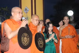 Đại sứ Việt Nam tại Myanamr Luận Thùy Dương (áo dài xanh) cùng các ngài Tam Tạng làm lễ dâng hương. (Ảnh: Cơ quan thường trú Bangkok)