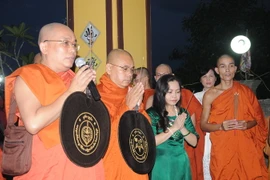 Đại sứ Việt Nam tại Myanamr Luận Thùy Dương (áo dài xanh) cùng các ngài Tam Tạng làm lễ dâng hương. (Ảnh: Cơ quan thường trú Bangkok)
