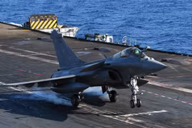 Máy bay chiến đấu Rafale của Pháp trên tàu sân bay Charles-de-Gaulle ở phía đông Địa Trung Hải năm 2016. (Nguồn: AFP/TTXVN)