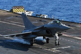 Máy bay chiến đấu Rafale của Pháp trên tàu sân bay Charles-de-Gaulle ở phía đông Địa Trung Hải năm 2016. (Nguồn: AFP/TTXVN)