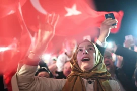 Những người ủng hộ đảng Công lý và Phát triển của Tổng thống Recep Tayyip Erdogan míttinh sau khi kết quả trưng cầu dân ý được công bố, tại Istanbul ngày 16/4. (Nguồn: AFP/TTXVN)