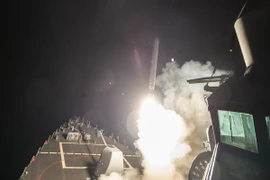 Tàu khu trục có tên lửa dẫn đường USS Porter (DDG 78) bắn tên lửa từ Địa Trung Hải ngày 7/4. (Nguồn: EPA/TTXVN)