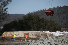 Chuẩn bị đá kè nhằm chống nguy cơ vỡ đập. Ảnh minh họa. (Nguồn: AFP/TTXVN)