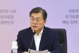 Tổng thống Hàn Quốc Moon Jae-in chủ trì cuộc họp tại Bộ Ngoại giao ở Seoul ngày 28/8. (Nguồn: Yonhap/TTXVN)