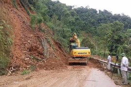 Khu vực sạt lở gây ách tắc giao thông. (Ảnh: Vũ Hoàng Giang/TTXVN)