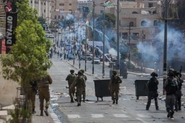 Binh sỹ Israel phun hơi cay giải tán người biểu tình Palestine tại thành phố Bethlehem , khu Bờ Tây. (Nguồn: THX/TTXVN)