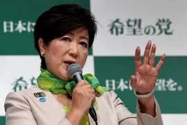 Thị trưởng Tokyo Yuriko Koike phát biểu trong cuộc họp báo tại thủ đô Tokyo ngày 27/9. (Nguồn: AFP/TTXVN)