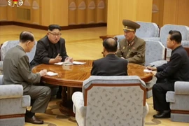 Nhà lãnh đạo nước này Kim Jong-un (thứ hai, trái) đã tiến hành cuộc họp với Bộ Chính trị Ủy ban Trung ương Đảng Lao động Triều Tiên. (Nguồn: YONHAP/TTXVN)