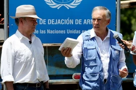 Tổng thống Juan Manuel Santos (trái) và đại diện của Liên hợp quốc tại lễ giao nộp vũ khí của FARC ở Pondores ngày 15/8. (Nguồn: EPA/TTXVN)